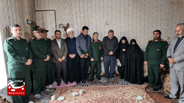 دیدار سردار محمدی اصل با خانواده شهید شاهین فرد