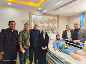 عیادت حامد شب خیز و تعدای از هنرمندان از جانباز لانچر «حسین محمدی»