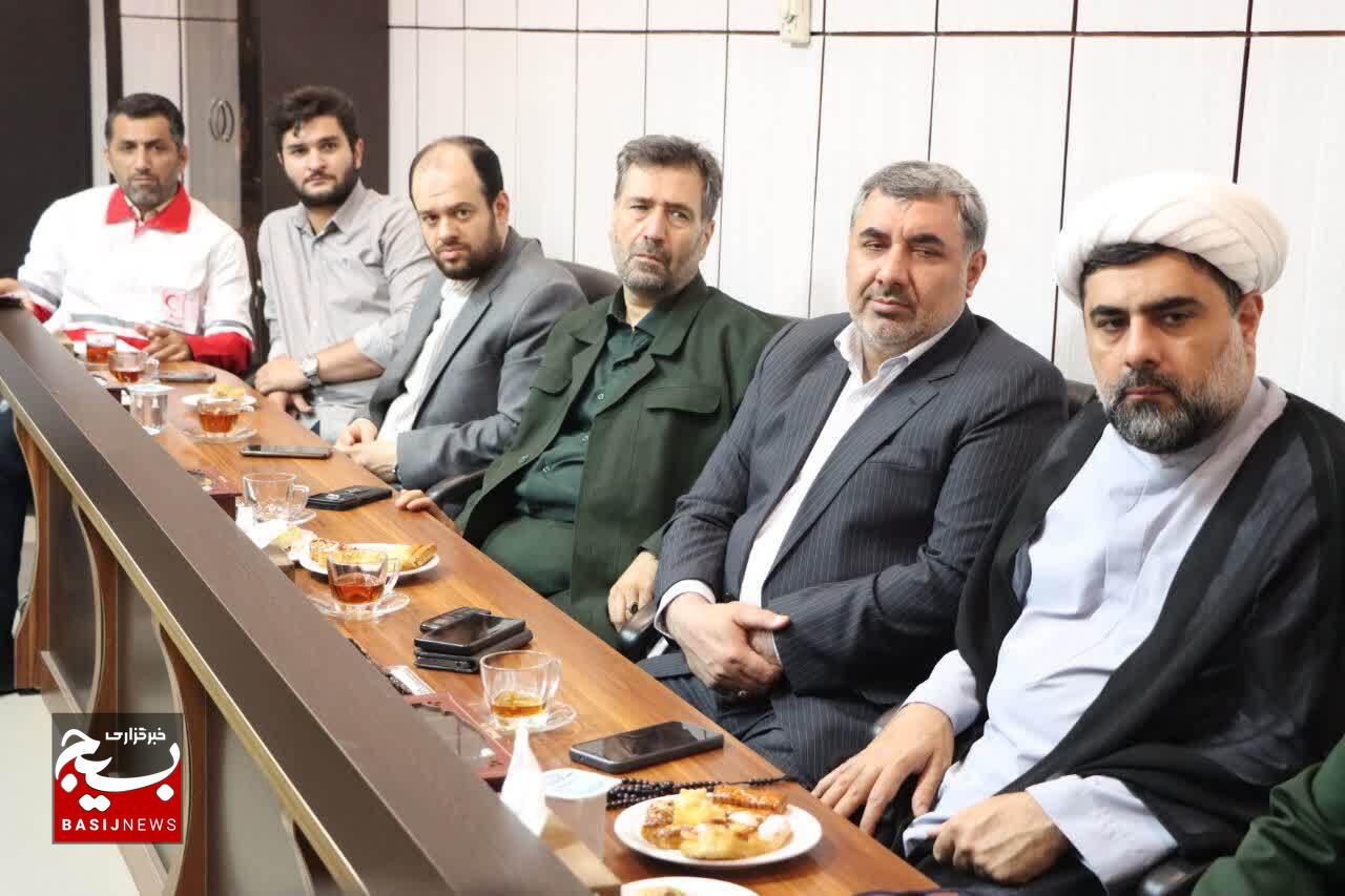 نیروهای هلال احمر در کنار نیروهای نظامی در خدمت رسانی به مردم نقش آفرین هستند نیروهای هلال احمر در کنار نیروهای نظامی در خدمت رسانی به مردم نقش آفرین هستند