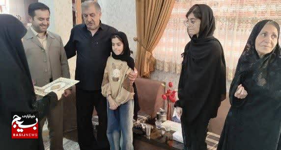 دیدار اصحاب رسانه لرستان با خانوادههای شهیده «معصومه کشفی» و شهید «طاووسبزنی» دیدار اصحاب رسانه لرستان با خانوادههای شهیده «معصومه کشفی» و شهید «طاووسبزنی»