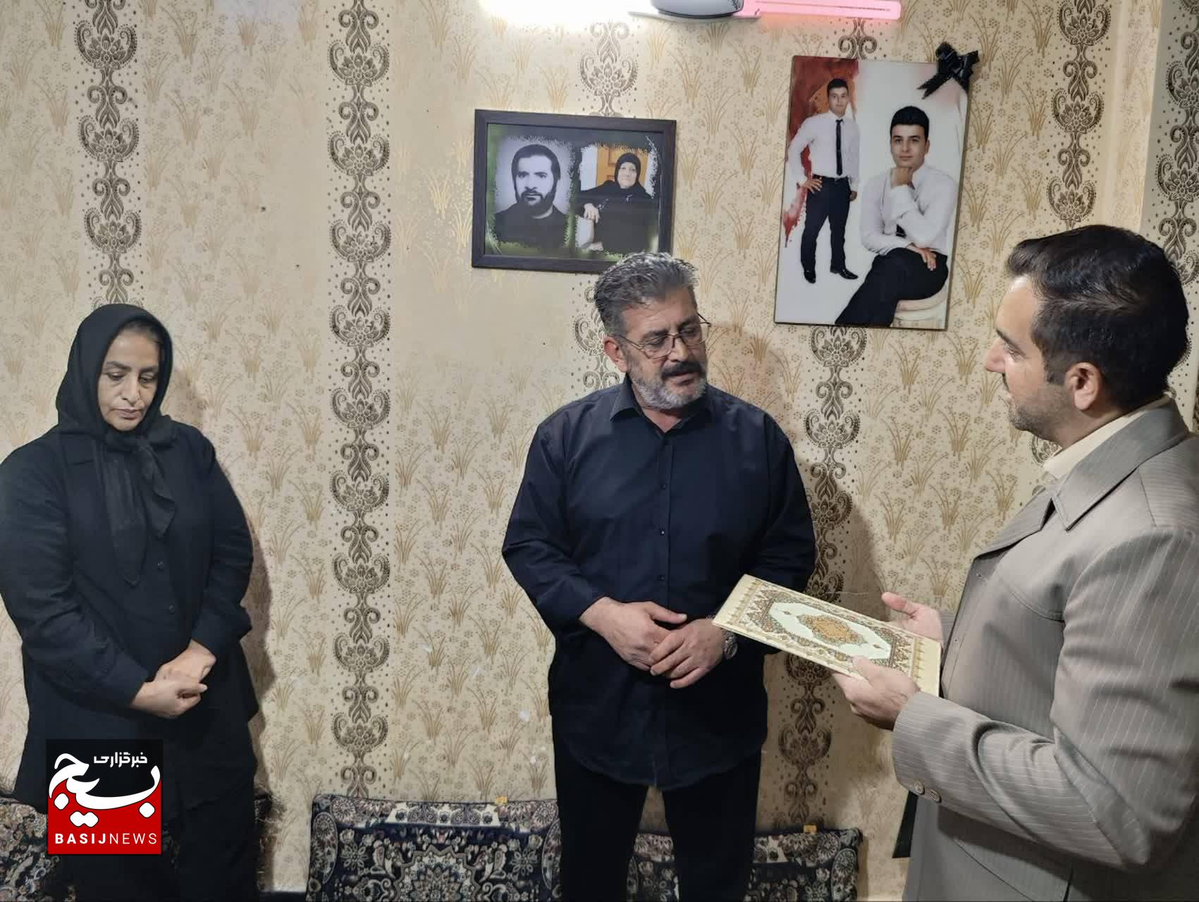 دیدار اصحاب رسانه لرستان با خانوادههای شهیده «معصومه کشفی» و شهید «طاووسبزنی» دیدار اصحاب رسانه لرستان با خانوادههای شهیده «معصومه کشفی» و شهید «طاووسبزنی»