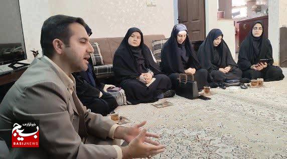دیدار اصحاب رسانه لرستان با خانوادههای شهیده «معصومه کشفی» و شهید «طاووسبزنی» دیدار اصحاب رسانه لرستان با خانوادههای شهیده «معصومه کشفی» و شهید «طاووسبزنی»