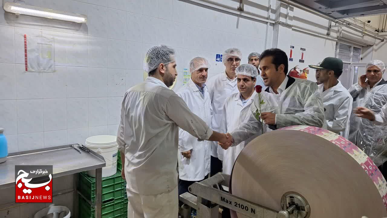 کارگران پگاه لرستان به پاس تلاش در عرصه تولید مورد تقدیر قرار گرفتند کارگران پگاه لرستان به پاس تلاش در عرصه تولید مورد تقدیر قرار گرفتند