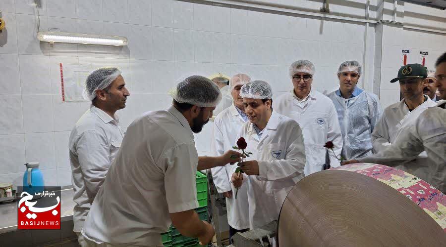 کارگران پگاه لرستان به پاس تلاش در عرصه تولید مورد تقدیر قرار گرفتند کارگران پگاه لرستان به پاس تلاش در عرصه تولید مورد تقدیر قرار گرفتند