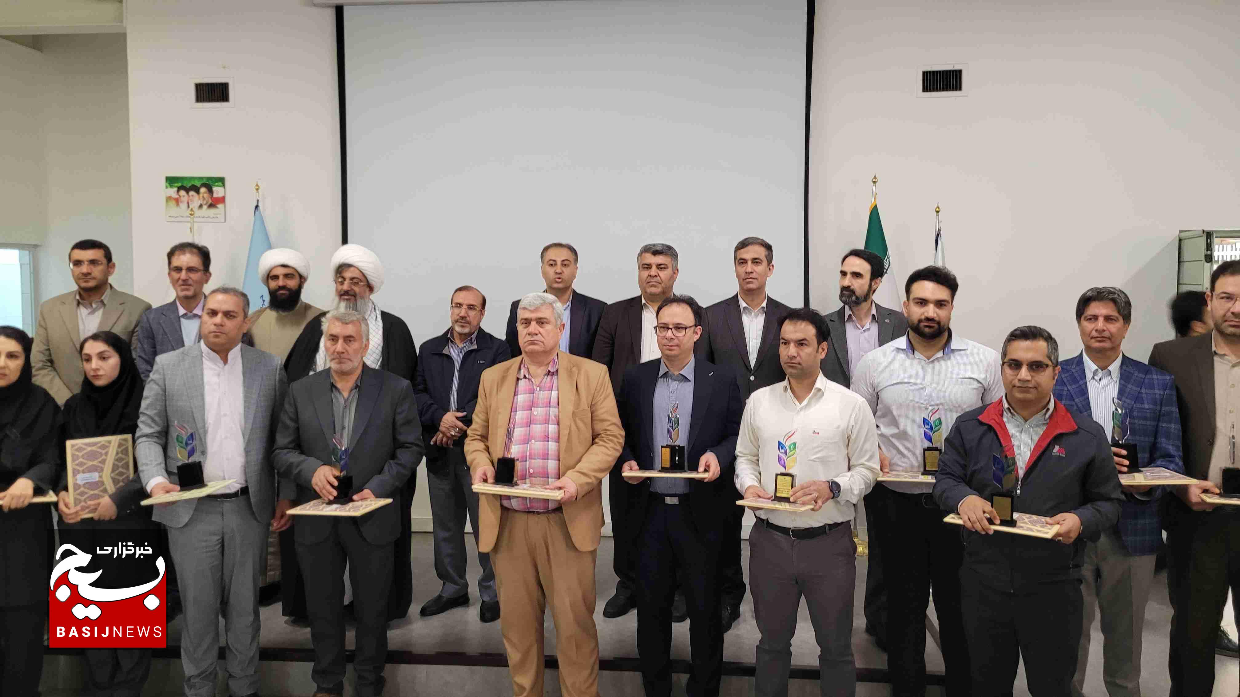 تقدیر از کارگران نمونه استان البرز در شرکت مادیران شهرستان ساوجبلاغ