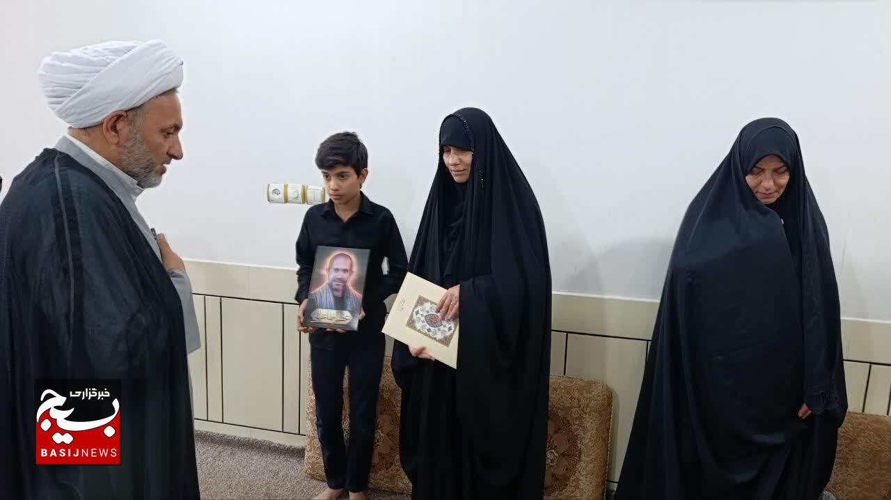 دیدار جانشین نمایندگی ولی فقیه با خانواده شهید اسماعیلی در خوزستان