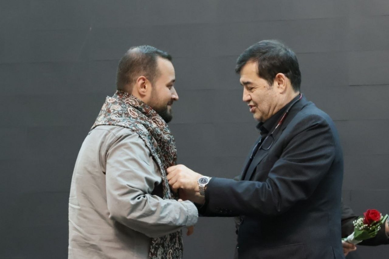 شال پهلوانی بر دوش یادگاران شهدا