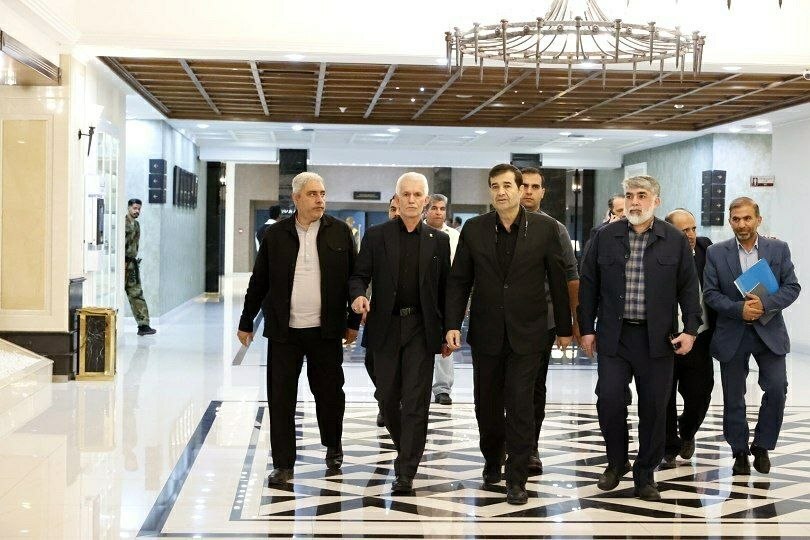 شال پهلوانی بر دوش یادگاران شهدا