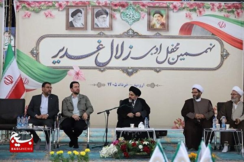محفل ادبی زلال غدیر در مصلی امام خمینی (ره) ارومیه برگزار شد