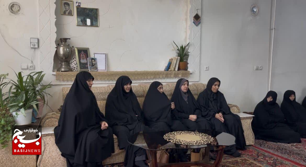 تأکید مسئول بسیج جامعه زنان سپاه لرستان بر تداوم راه شهدا در دیدار با خانواده شهیده زینب پاپی