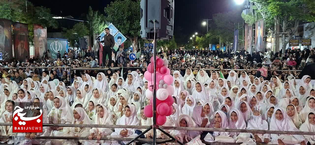 در صدمین شب از قرار شبانه مردم تایباد، آیین جشن تکلیف ۳۰۰ دانشآموز دختر برگزار شد