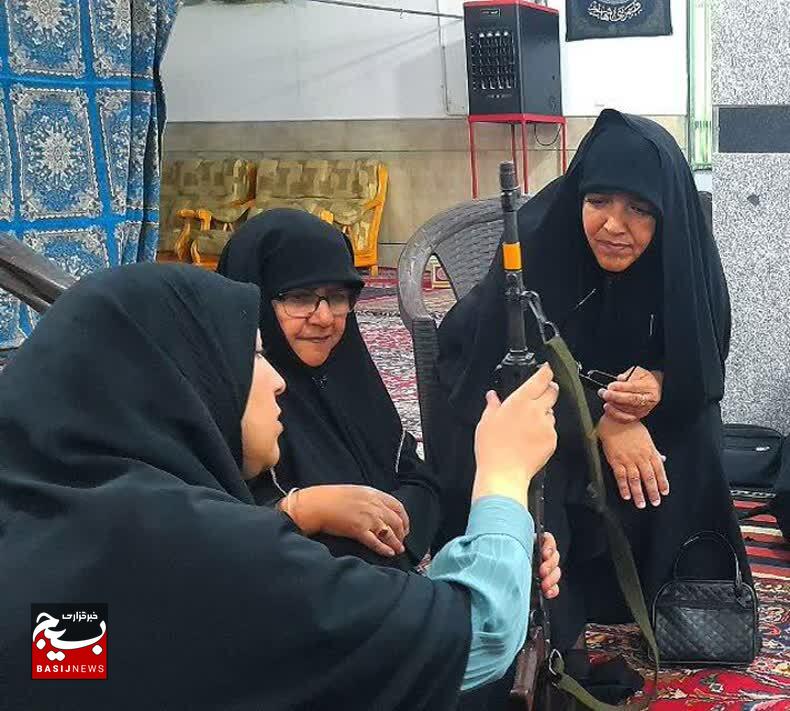 برگزاری کلاس آموزشی سلاح کلاشینکف برای بانوان بسیجی در مهدیشهر همزمان با تجمع شب‌های اقتدار