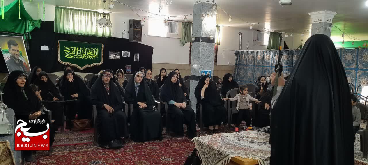 برگزاری کلاس آموزشی سلاح کلاشینکف برای بانوان بسیجی در مهدیشهر همزمان با تجمع شب‌های اقتدار