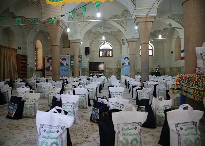 توزیع ۲۳۰ بسته معیشتی  در حرم حضرت سیدعلاءالدین حسین (ع) با مشارکت کمیته امداد و تولیت این آستان مقدس