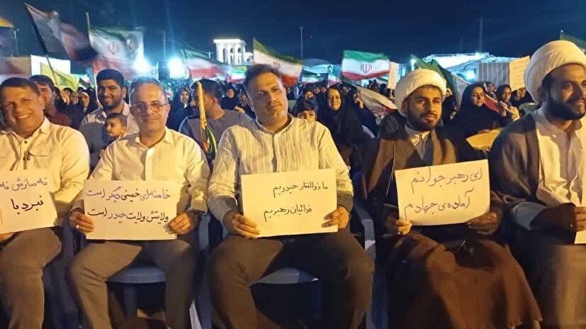 بندرلنگه؛ اوج همبستگی در اجتماع شهدای گمنام با پویش «مشت‌های گره‌کرده»