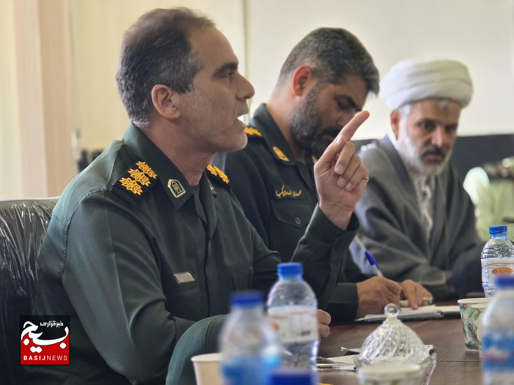 نیروهای مسلح، دژ محکمی برای مردم و امت اسلامی هستند نیروهای مسلح، دژ محکمی برای مردم و امت اسلامی هستند