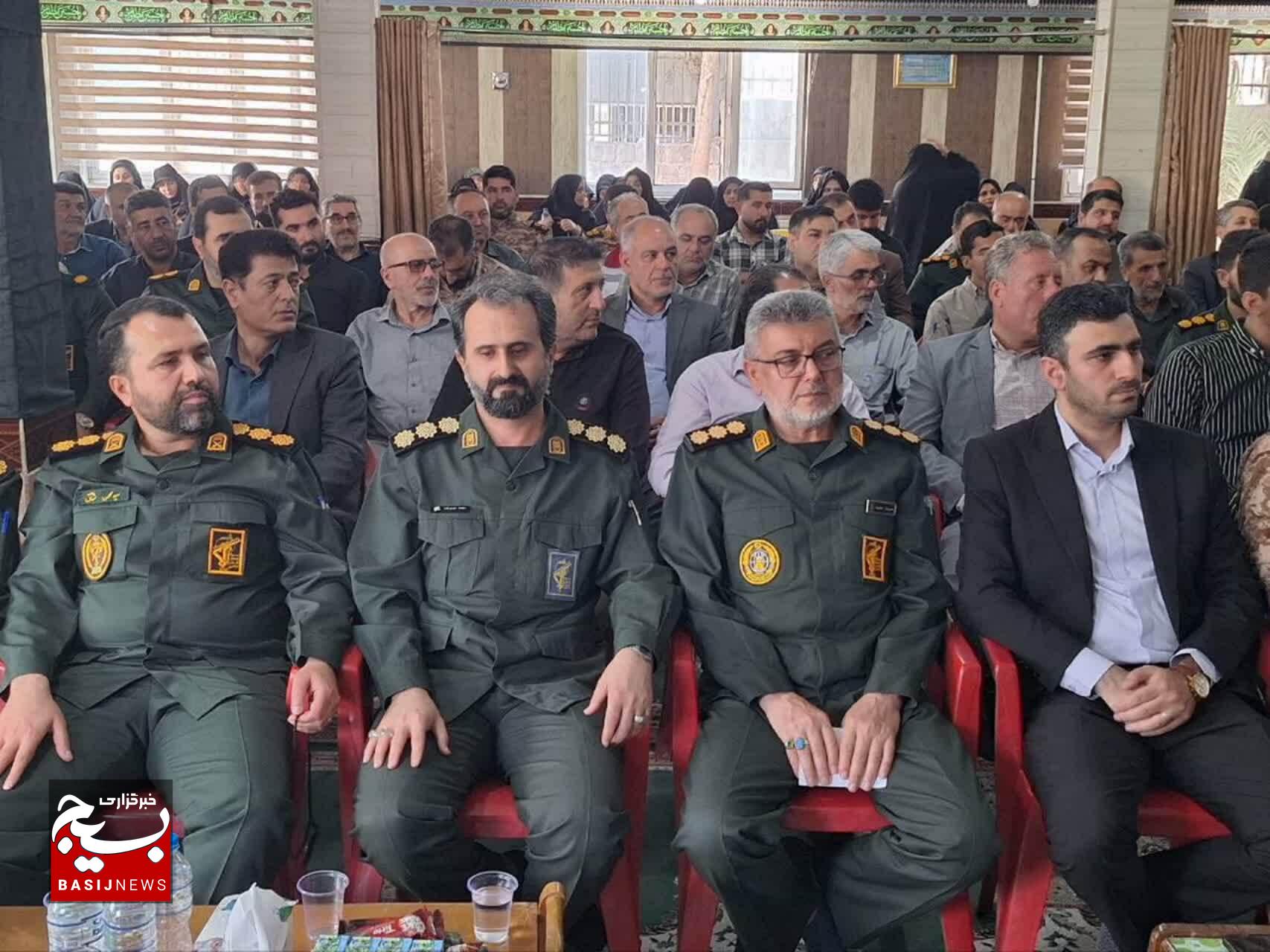 وحدت در سایه پرچم جمهوری اسلامی و برای مقابله با عملیات‌های روانی دشمن ضروری است 
