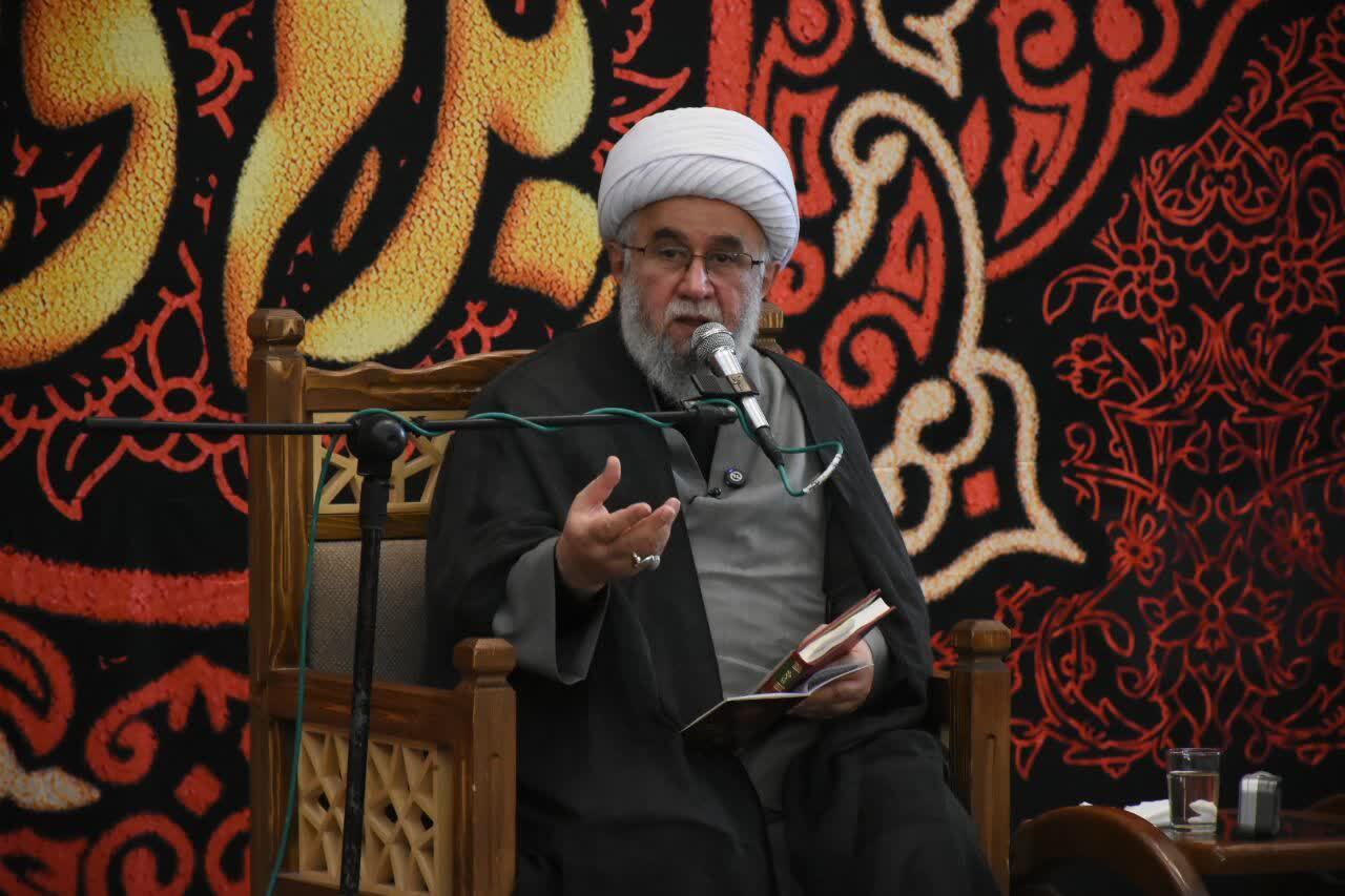 معنویت عاشورایی، انسان را در میدان نگه میدارد معنویت عاشورایی، انسان را در میدان نگه میدارد