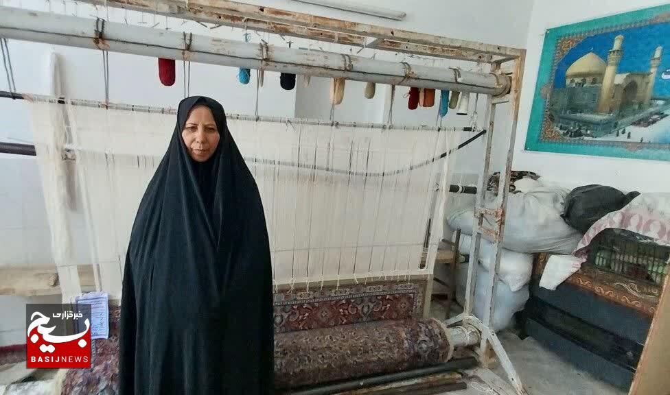ارادتی از جنسِ هنر با گِره بر تاروپود قالی/ اینجا هنر نذرِ عاشقی می‌شود