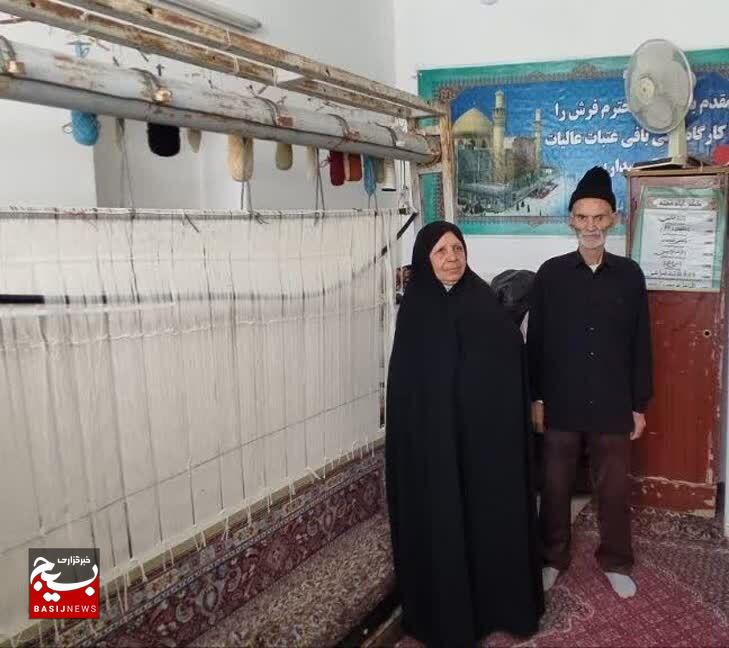 ارادتی از جنسِ هنر با گِره بر تاروپود قالی/ اینجا هنر نذرِ عاشقی می‌شود