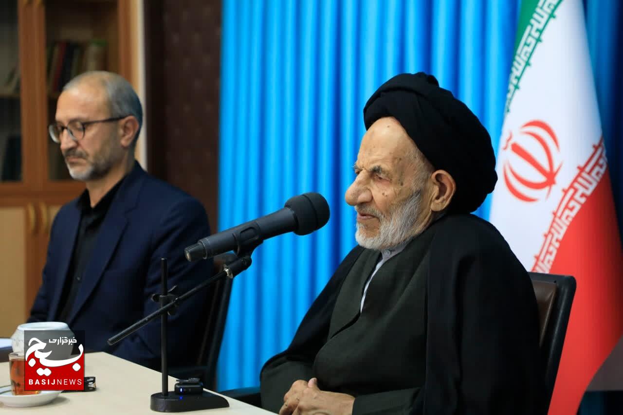 دشمن برای سلطه بر ملت‌ها به دنبال خروج جامعه از مدار قانون است