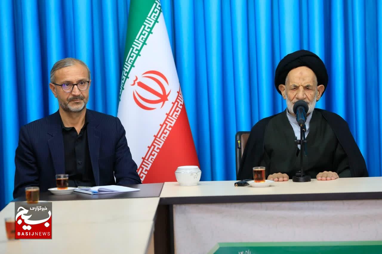 دشمن برای سلطه بر ملت‌ها به دنبال خروج جامعه از مدار قانون است