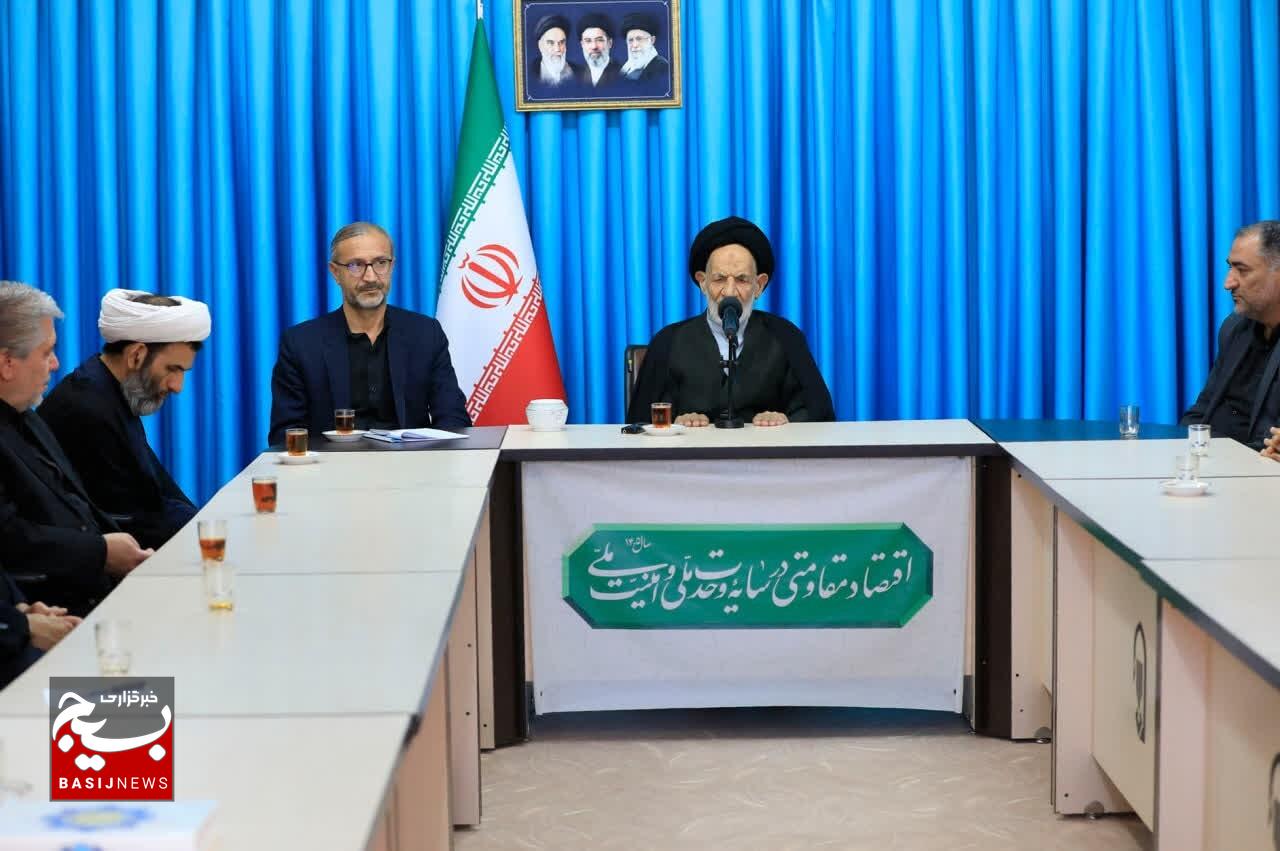 دشمن برای سلطه بر ملت‌ها به دنبال خروج جامعه از مدار قانون است