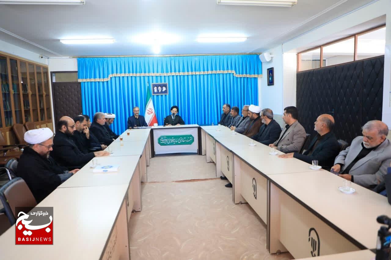 دشمن برای سلطه بر ملت‌ها به دنبال خروج جامعه از مدار قانون است