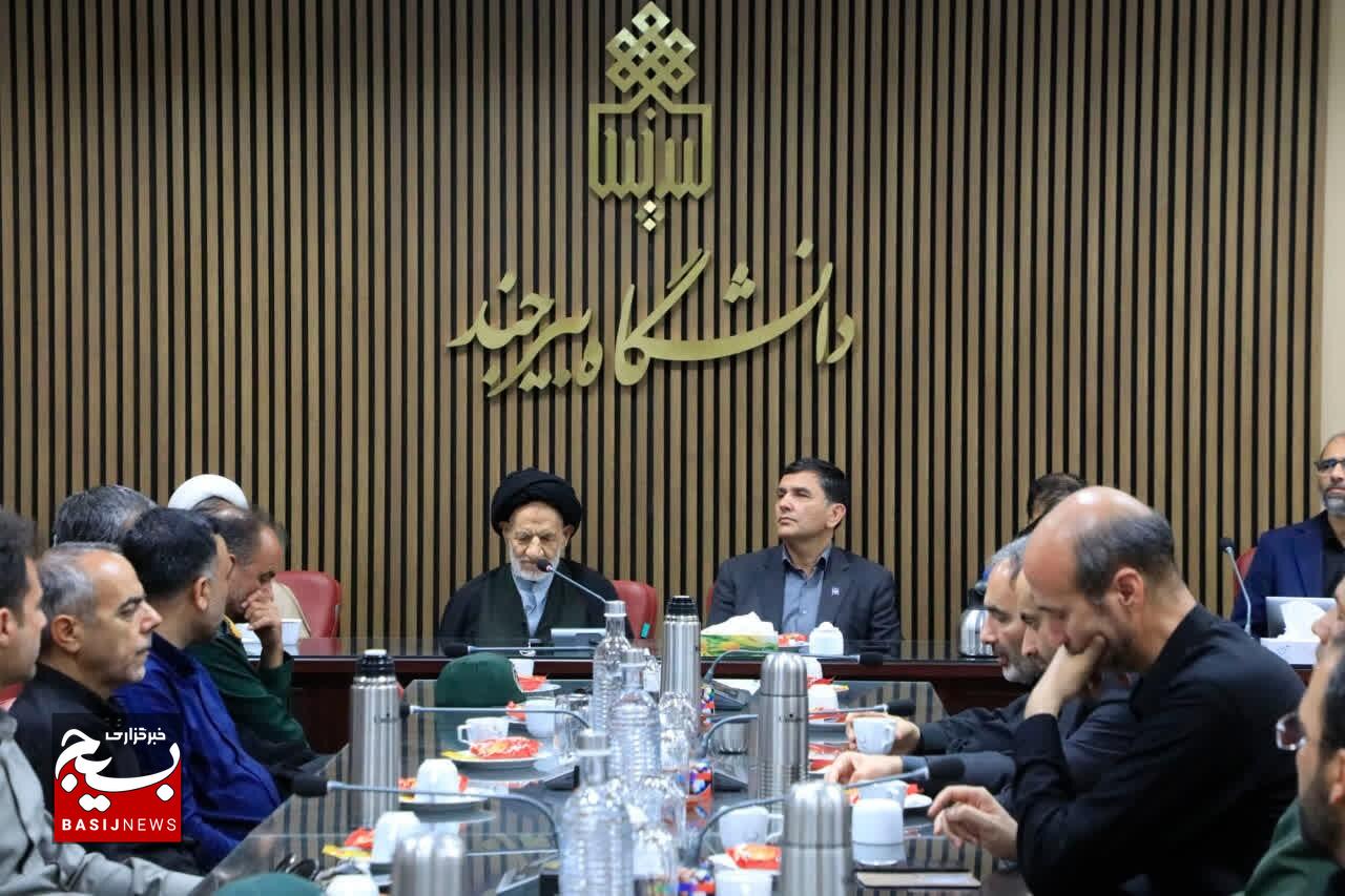 شهید چمران نمونه‌ای از شخصیت متفکر بسیجی بود