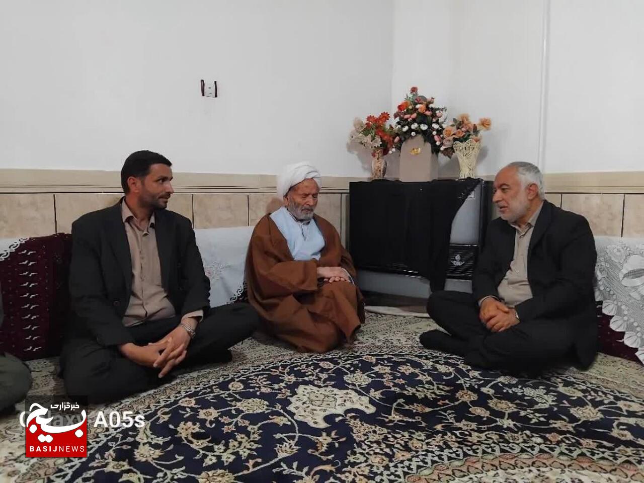 دیدار فرمانده سپاه انصارالرضا علیه‌السلام با پدر شهید سرلشکر پاسدار محمد کاظمی
