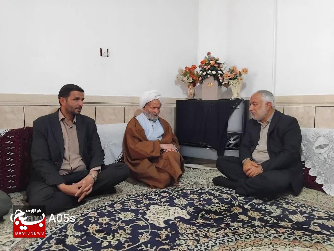 دیدار فرمانده سپاه انصارالرضا علیه‌السلام با پدر شهید سرلشکر پاسدار محمد کاظمی