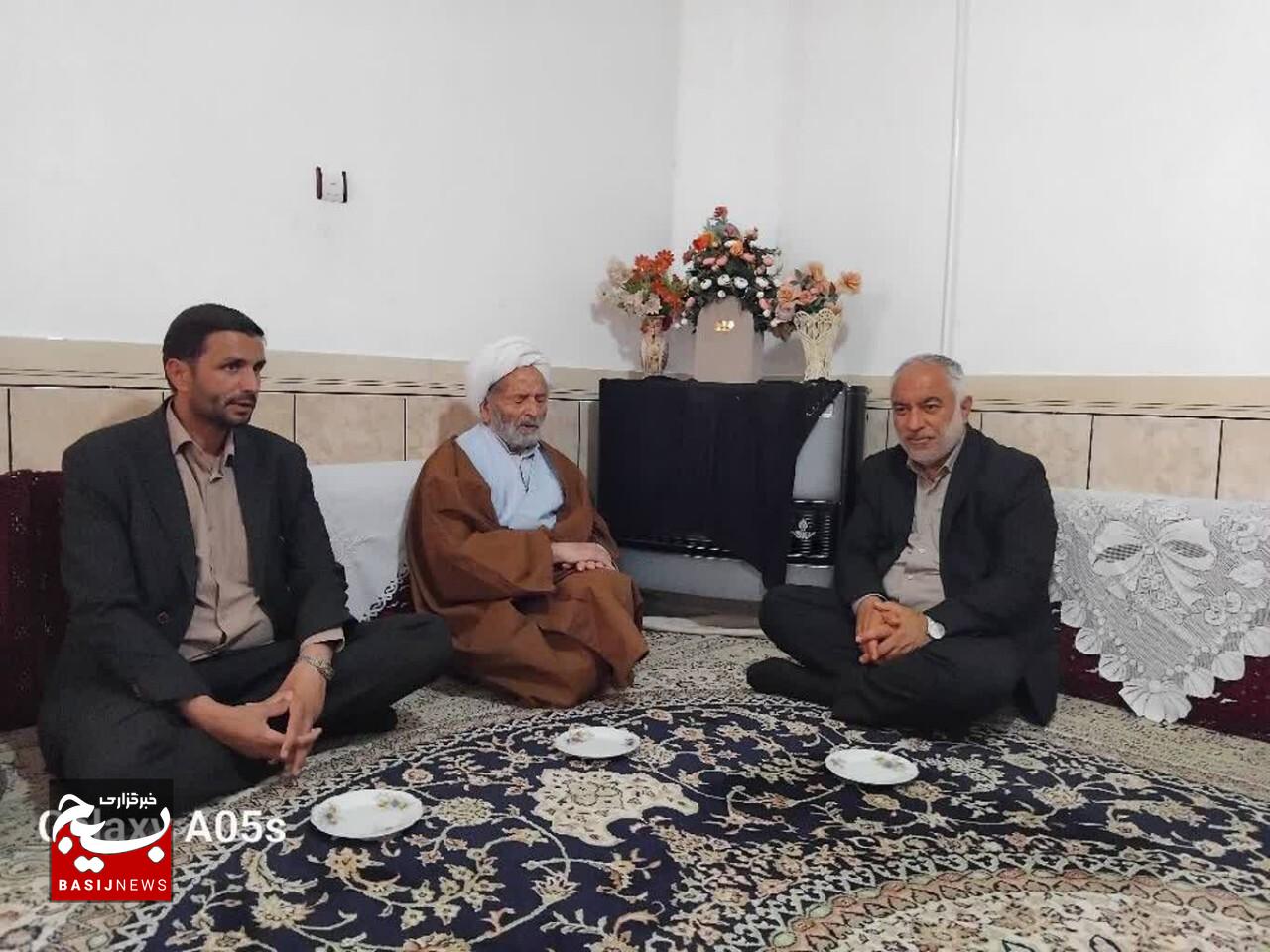 دیدار فرمانده سپاه انصارالرضا علیه‌السلام با پدر شهید سرلشکر پاسدار محمد کاظمی