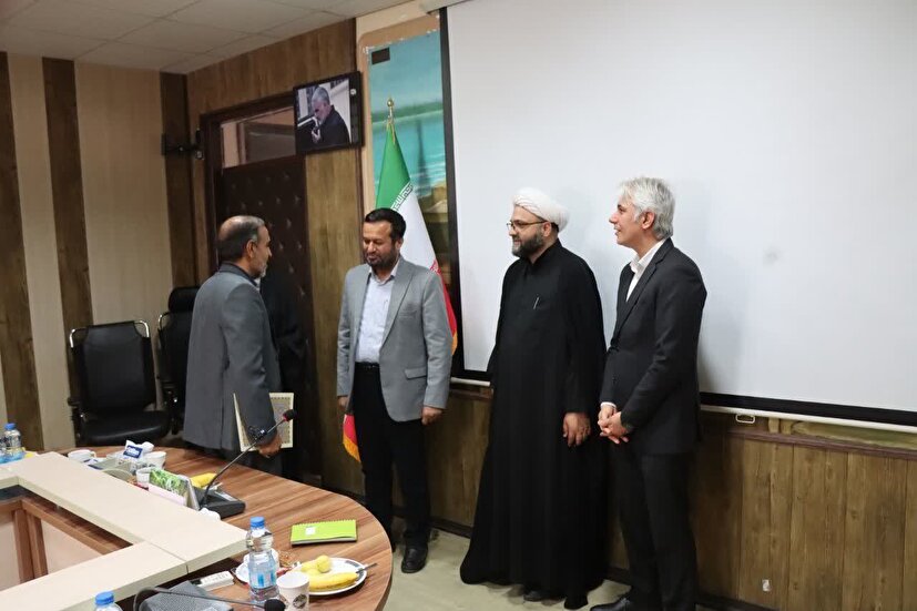 تجلیل از معاون روابط عمومی سپاه امام سجاد(ع) هرمزگان در همایش «مدار امید»