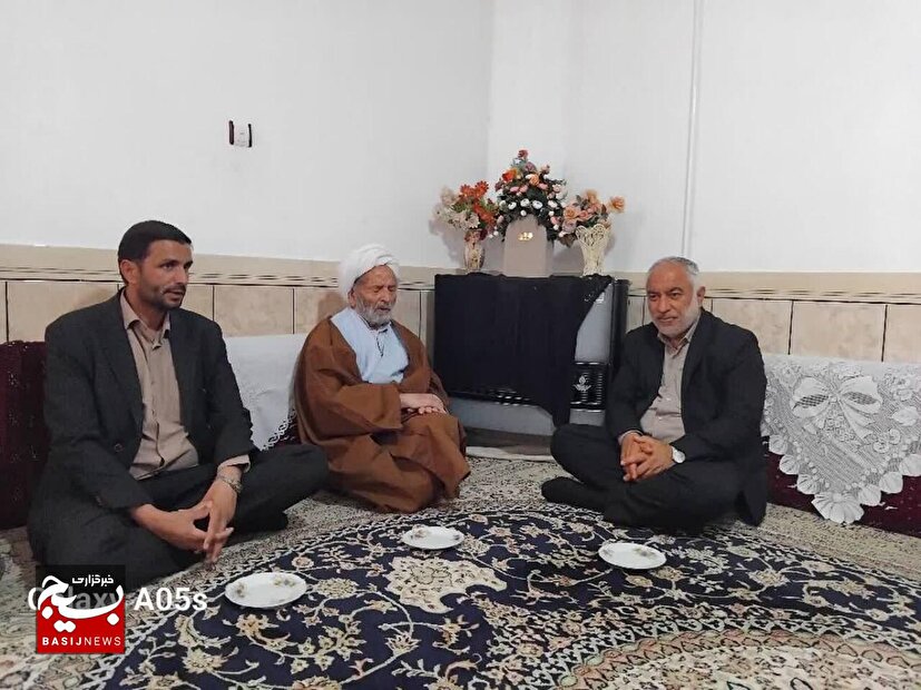 دیدار فرمانده سپاه انصارالرضا علیه‌السلام با پدر شهید سرلشکر پاسدار محمد کاظمی
