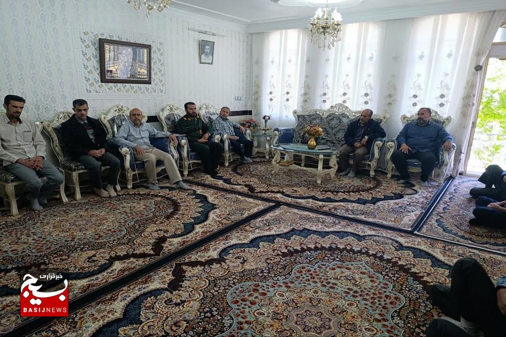 دیدار بسیجیان حوزه مقاومت علی بن ابیطالب (ع) ملایر با خانواده شهیدان نوری و سیاوشی
