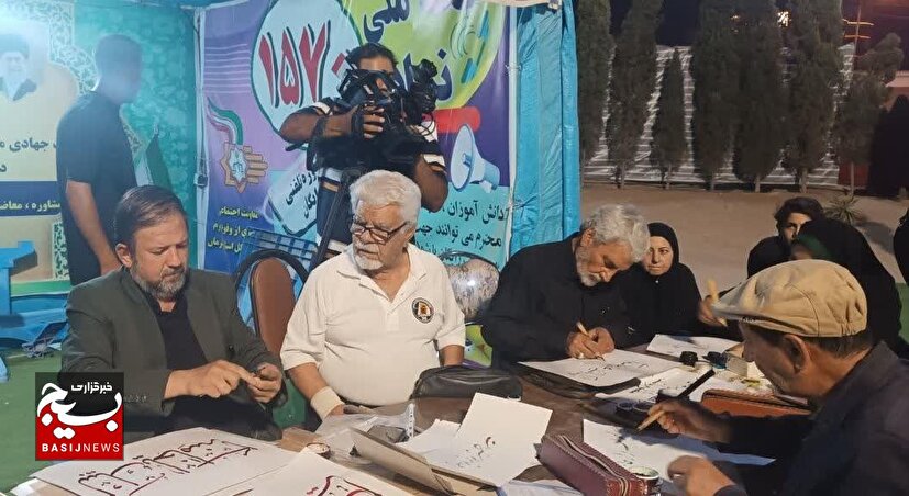 در آستانه خاکسپاری رهبر شهید؛ خوشنویسان کرمانی همنویسی عاشقانه کردند