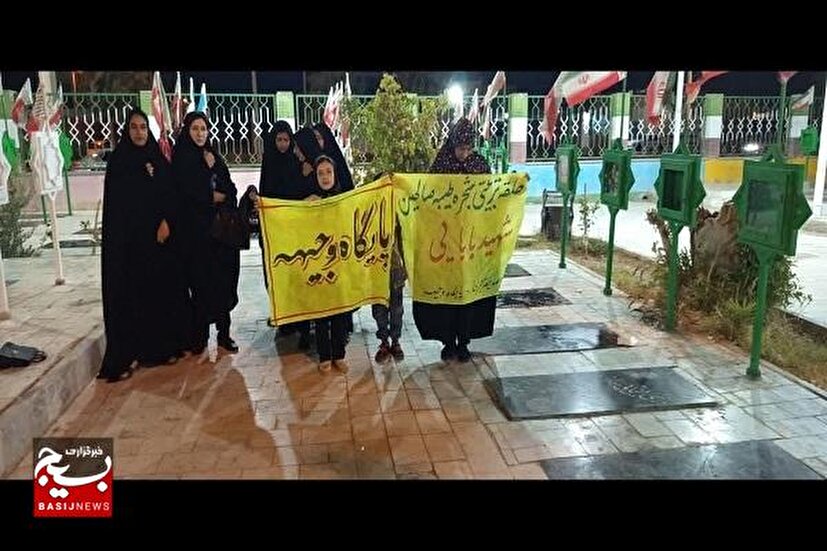 حلقه صالحین مزار شهدا را غبارروبی کرد