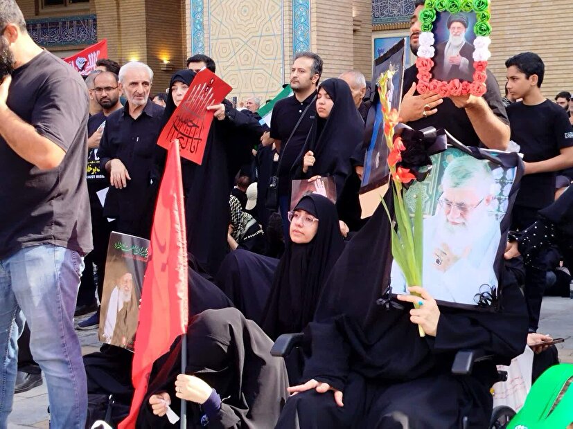 بدرقه زائران رهبر شهید از شهرستان آوج و آبگرم 


تصاویری از حضور و ارادت عاشقان آقای شهید در مصلای تهران و وداع با پیکر مطهر ایشان.