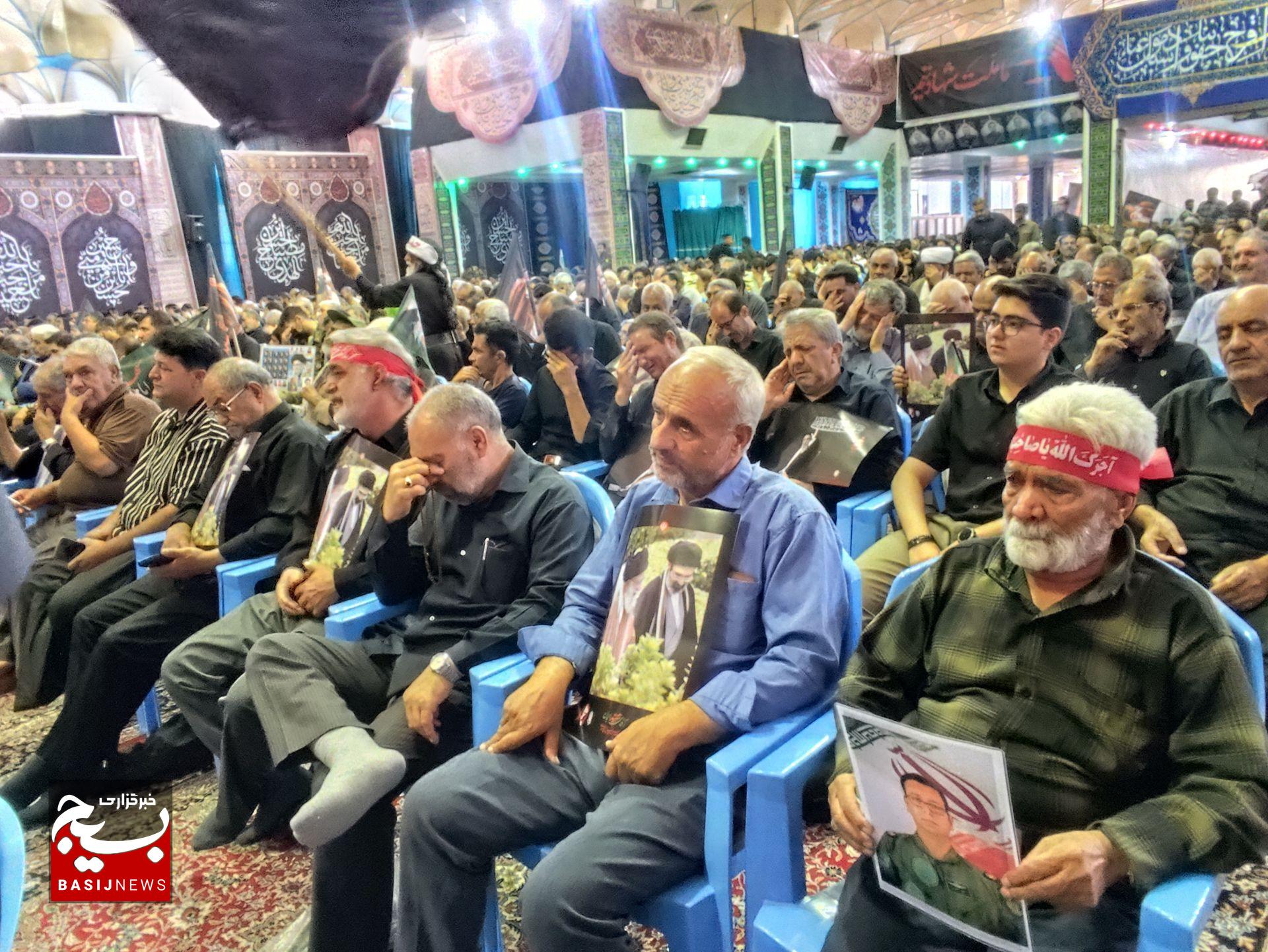 برگزاری آیین بزرگداشت عروج خونین امام مجاهد شهید در حسینیه ثارالله کرمان با حضور گسترده مردم