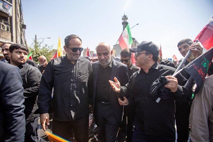 حضور وزیر تعاون، کار و رفاه اجتماعی و رئیس سازمان بسیج کارگران و کارخانجات کشور در مسیر تشییع پیکر مطهر رهبر شهید انقلاب اسلامی