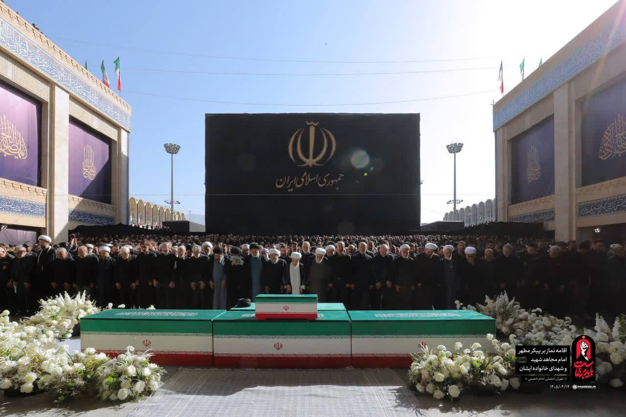 پیکر مطهر رهبر شهید انقلاب اسلامی در دارالذکر حرم امام رضا(ع) به خاک سپرده شد پیکر مطهر رهبر شهید انقلاب اسلامی در دارالذکر حرم امام رضا(ع) به خاک سپرده شد