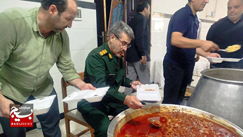 توزیع ۳ هزار پرس غذای گرم به مناسبت شام غریبان رهبرشهید انقلاب در پارس آباد
