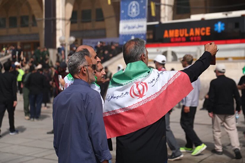مردمی که با " مشت های گره کرده " با آقای شهید ایران بیعت کردند