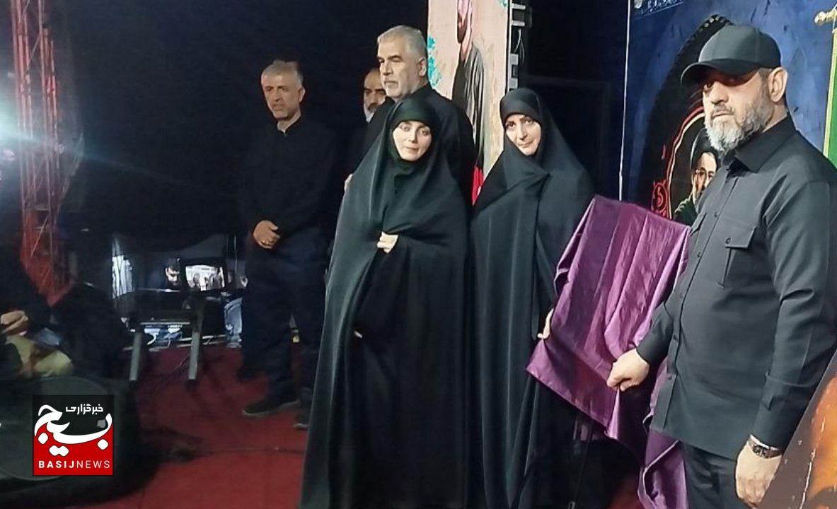 رونمایی از دومین اثر «وطن، فروشی نیست» در اجتماع شبانه رشت رونمایی از دومین اثر «وطن، فروشی نیست» در اجتماع شبانه رشت
