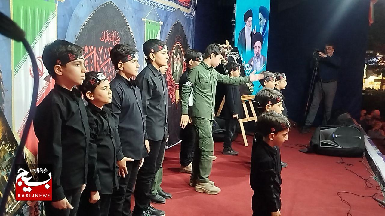 رونمایی از دومین اثر «وطن، فروشی نیست» در اجتماع شبانه رشت رونمایی از دومین اثر «وطن، فروشی نیست» در اجتماع شبانه رشت