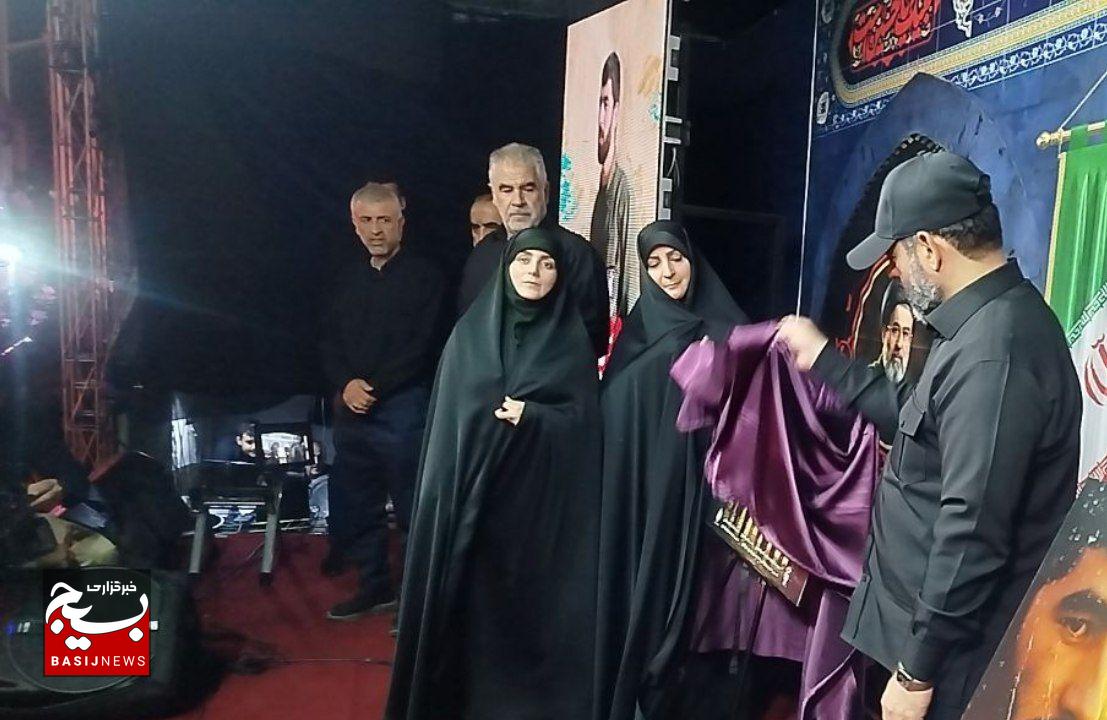 رونمایی از دومین اثر «وطن، فروشی نیست» در اجتماع شبانه رشت رونمایی از دومین اثر «وطن، فروشی نیست» در اجتماع شبانه رشت