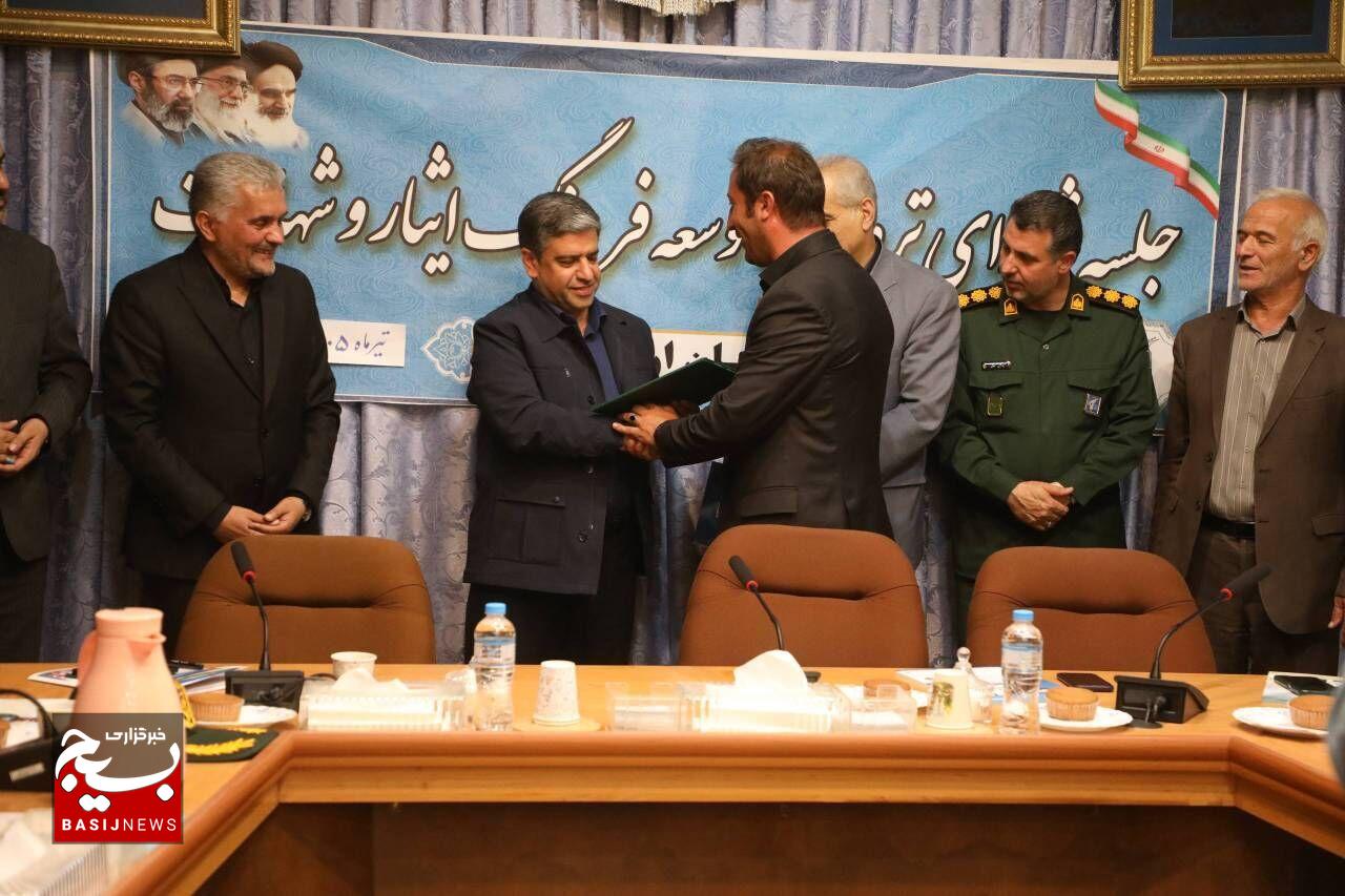 شهردار برتر استان اردبیل در بازسازی یادمان شهدا معرفی شد شهردار برتر استان اردبیل در بازسازی یادمان شهدا معرفی شد