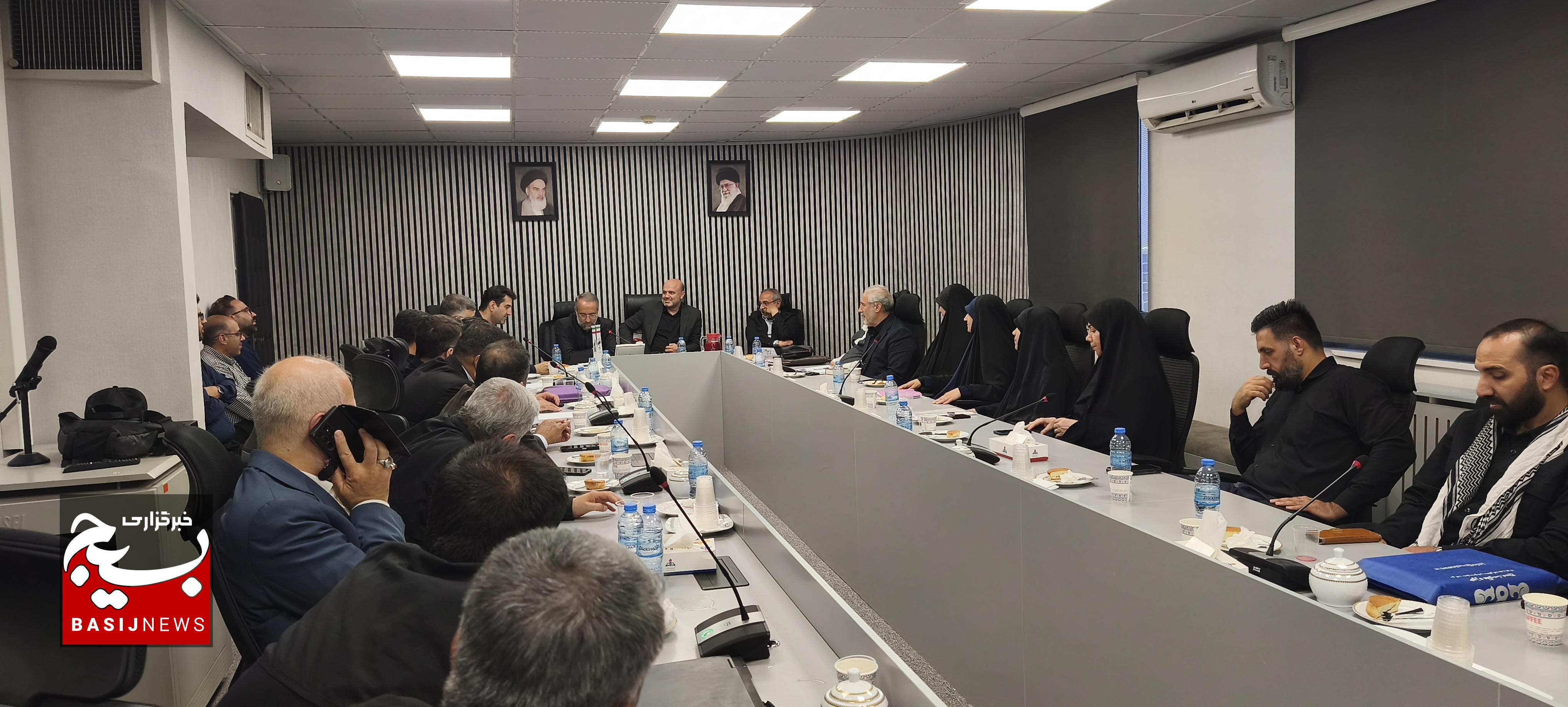 مراسم معارفه و تکریم فرماندهان مرکز بسیج وزارت نفت برگزار شد مراسم معارفه و تکریم فرماندهان مرکز بسیج وزارت نفت برگزار شد
