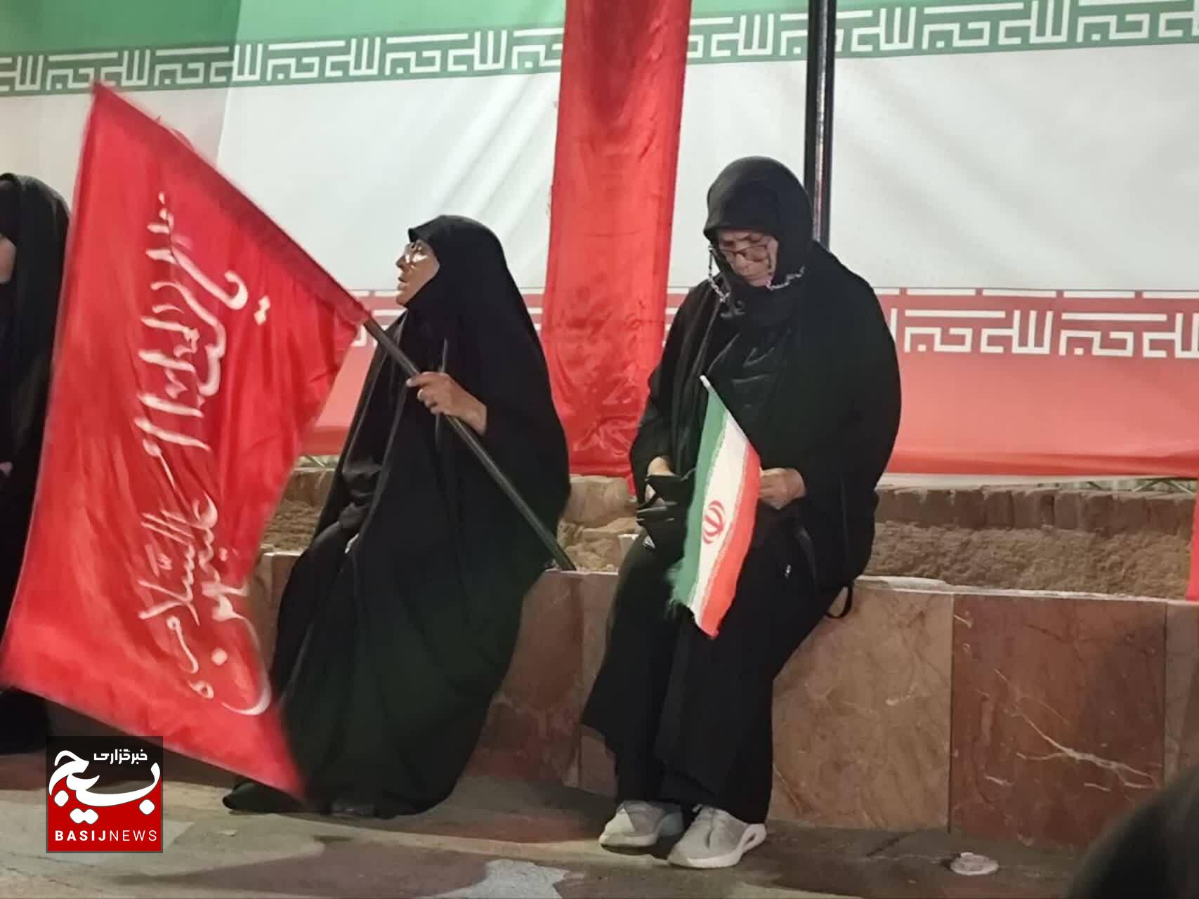 میدان کوثر کرمان با پرچم‌های خون‌خواهی رهبر شهیدمان / حضور پرشور همیشگی کرمانی‌ها در میدان کوثر