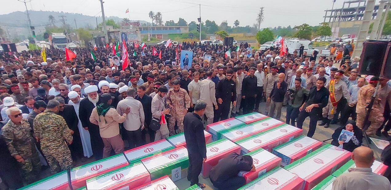 داغ میناب تازه شد/ ۳۴ مادر و پدر دوباره فرزندان خود را تشییع کردند داغ میناب تازه شد/ ۳۴ مادر و پدر دوباره فرزندان خود را تشییع کردند